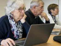 Au Mans, des retraités apprivoisent l’IA tout en gardant un détachement face aux écrans